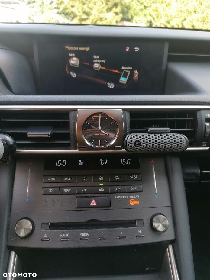Lexus IS 300h Elegance - 11