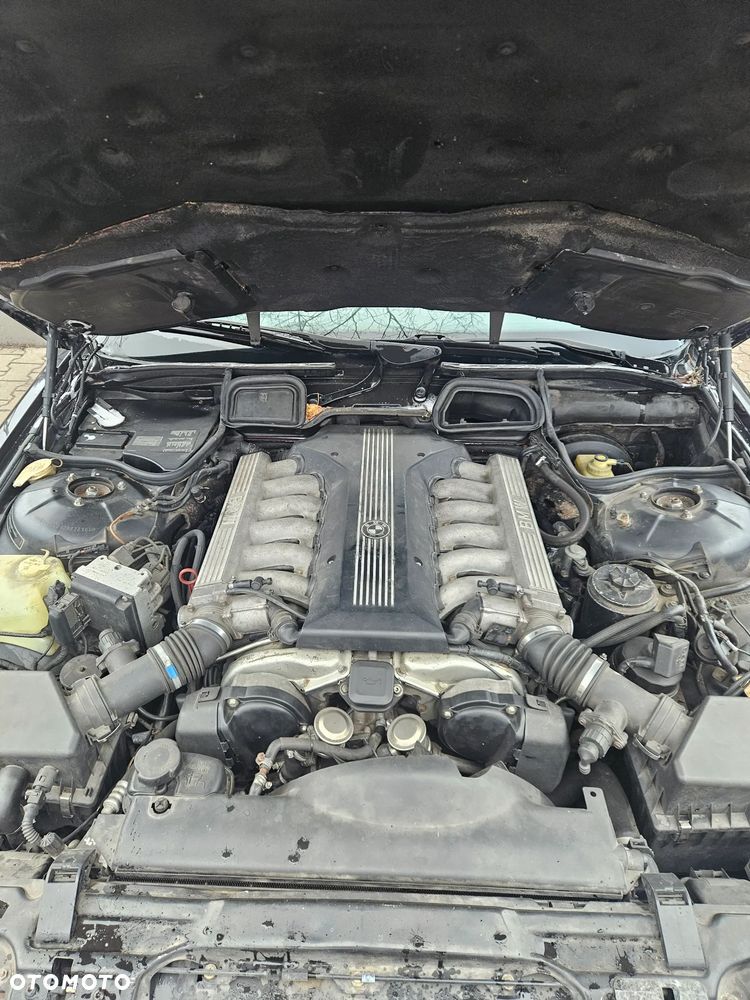 BMW Seria 7 750i - 8
