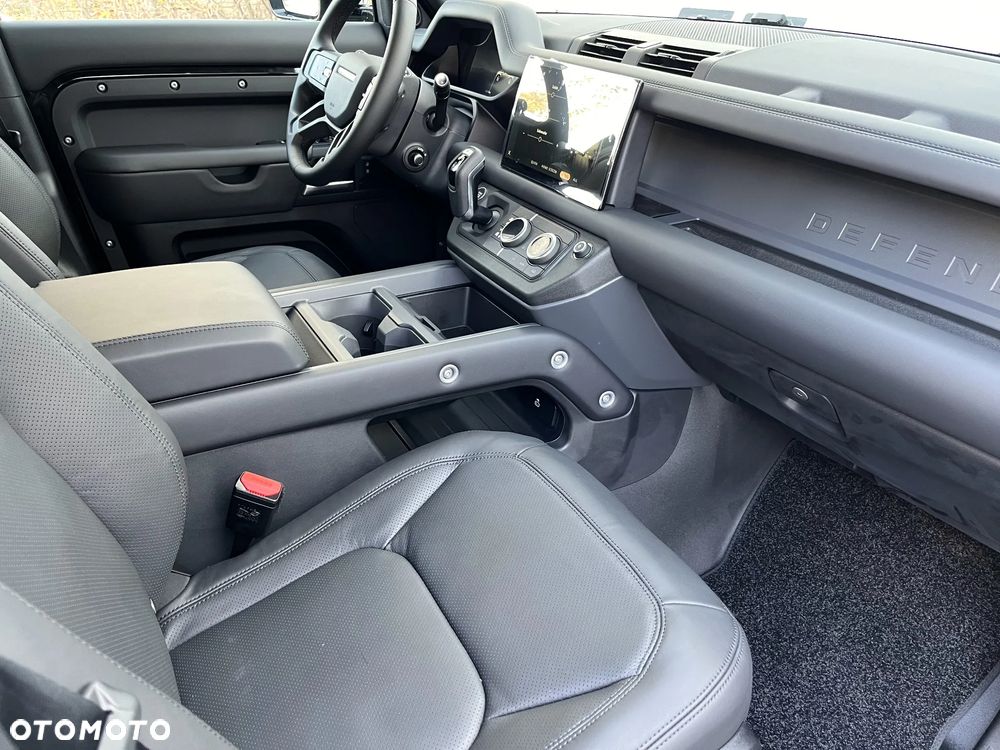 Land Rover Defender 110 D250 X-Dynamic SE - 3