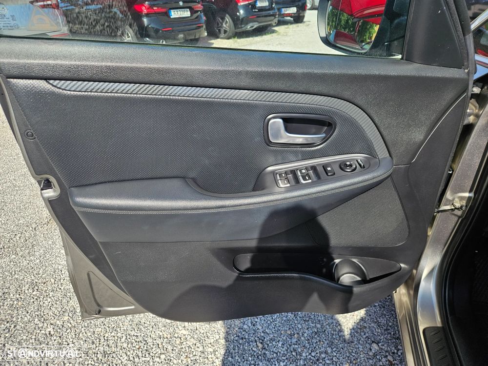 Kia Carens 1.7 CRDi ISG TX 7DCT - 24