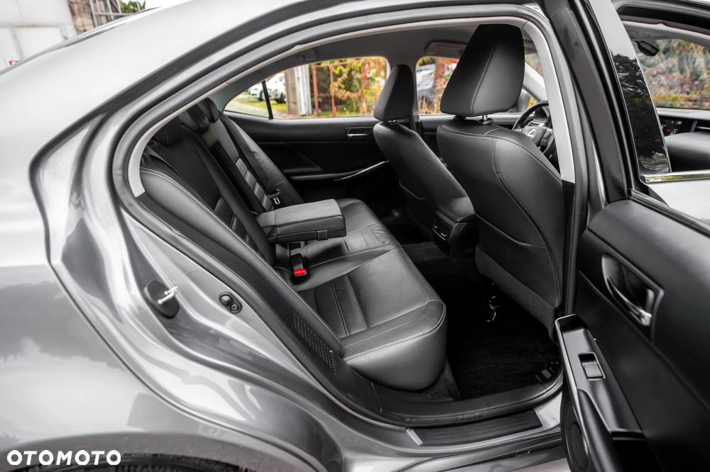 Lexus IS 300h Business Edition - 19
