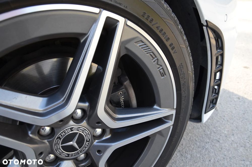 Mercedes-Benz CLA 180 AMG Line 7G-DCT - 7