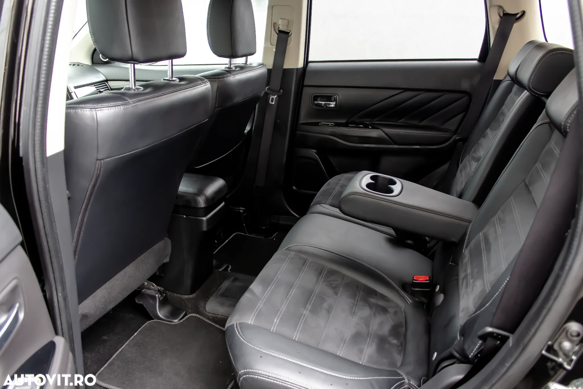 Mitsubishi Outlander 2.0 4WD Plug-In Hybrid Top - 11