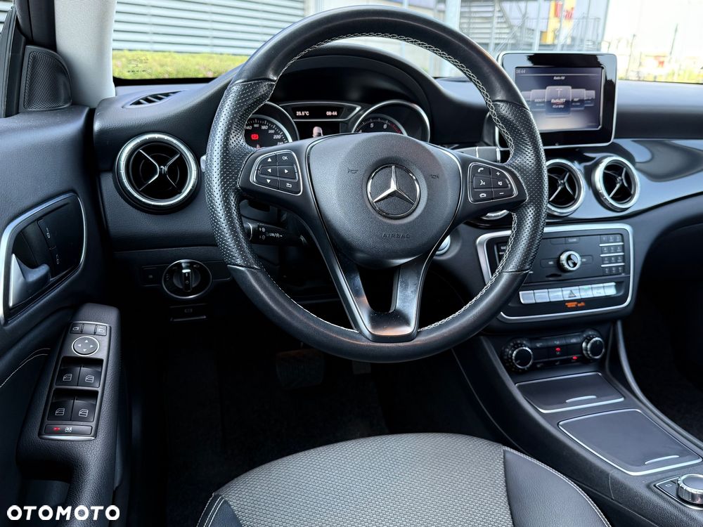 Mercedes-Benz CLA 180 7G-DCT - 23