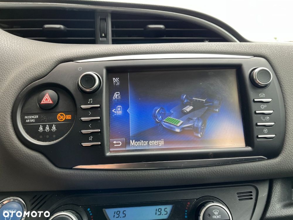 Toyota Yaris Hybrid 100 Business Edition - 13