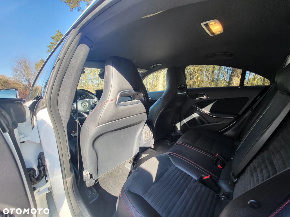 Mercedes-Benz CLA 220 4-Matic AMG Line - 24