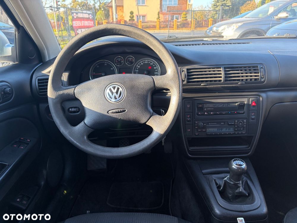 Volkswagen Passat 1.9 TDI Comfortline Family - 23