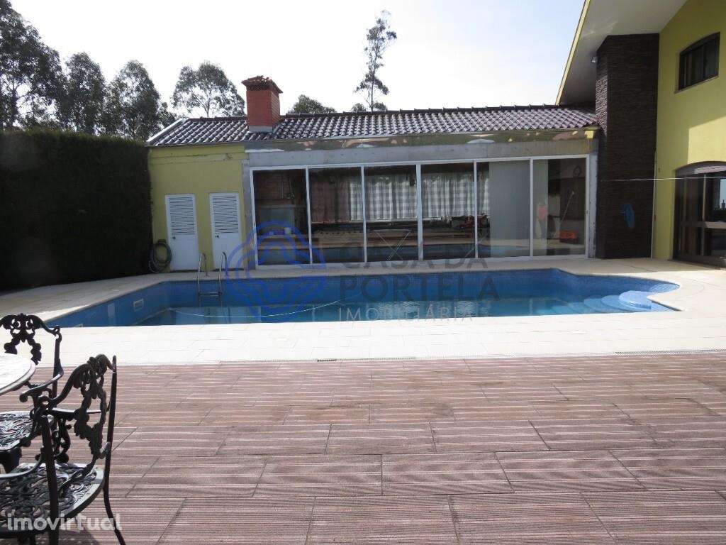 Moradia T3 em excelente estado de conservação, localizada em zona resi - Grande imagem: 2/60