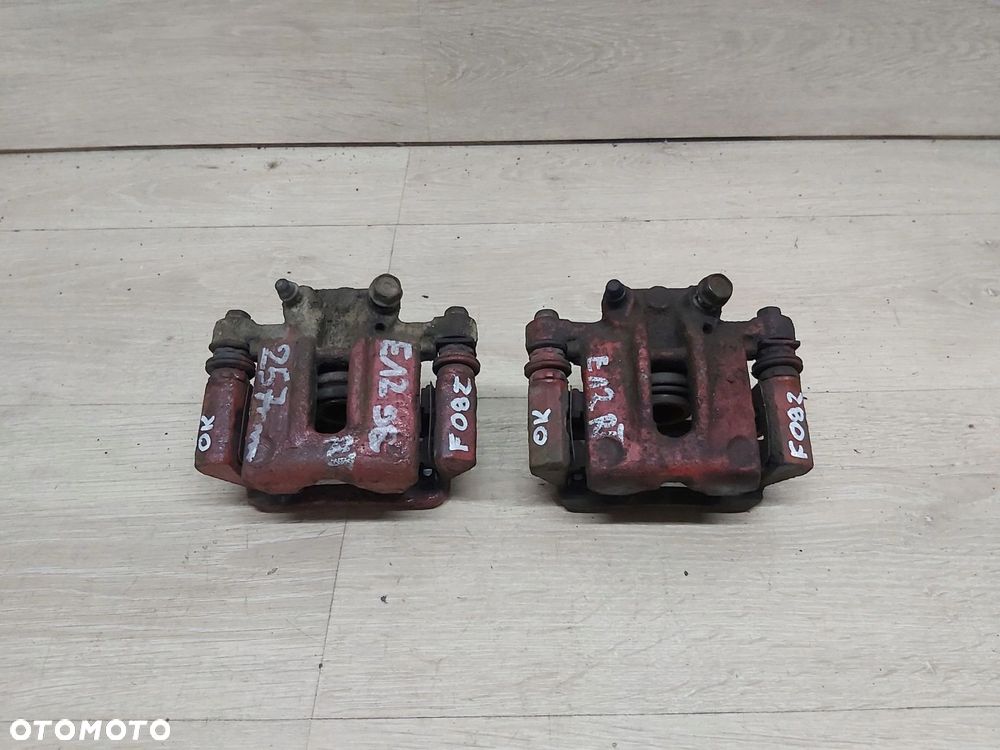 Toyota Corolla E12 zacisk jarzmo prawy tył - 1