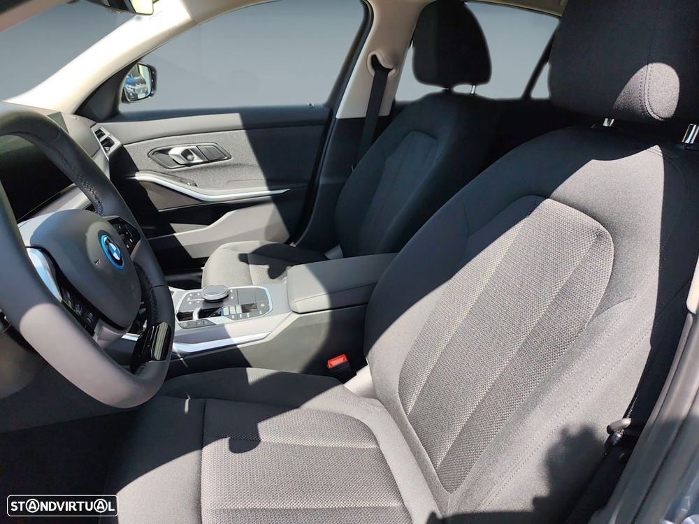 BMW 330 e Auto - 11