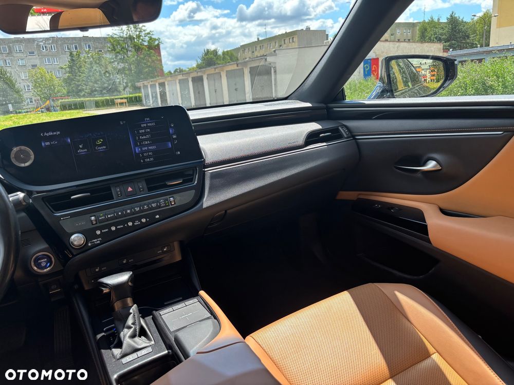 Lexus ES 300h Business Edition - 27