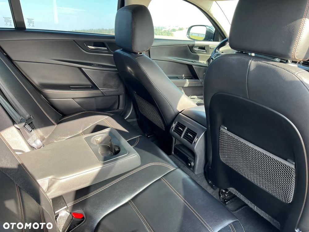 Jaguar XE 2.0 T Portfolio - 21