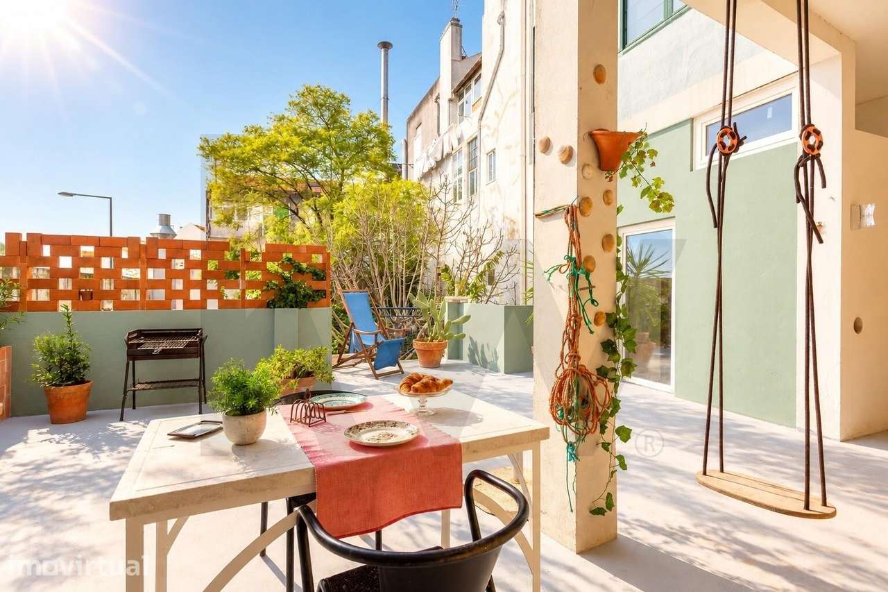 Apartamento T4 mobilado com terraço no Largo da Graça, Lisboa