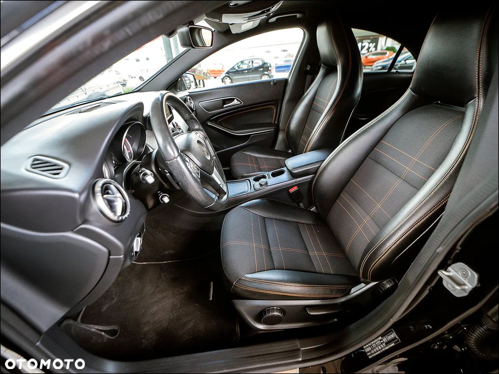 Mercedes-Benz CLA 180 7G-DCT Urban - 33