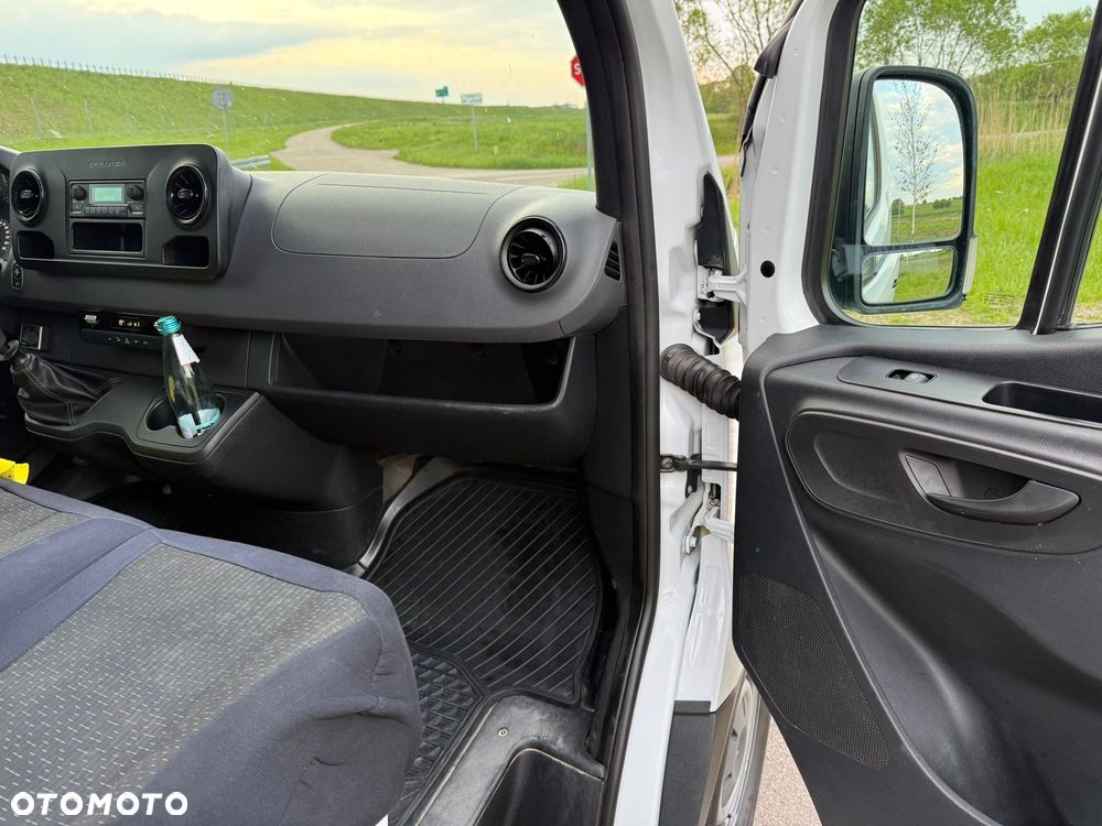 Mercedes-Benz Sprinter - 13