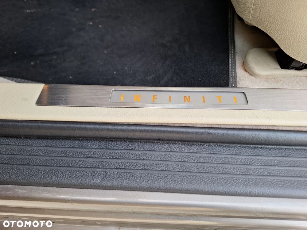 Infiniti M - 30