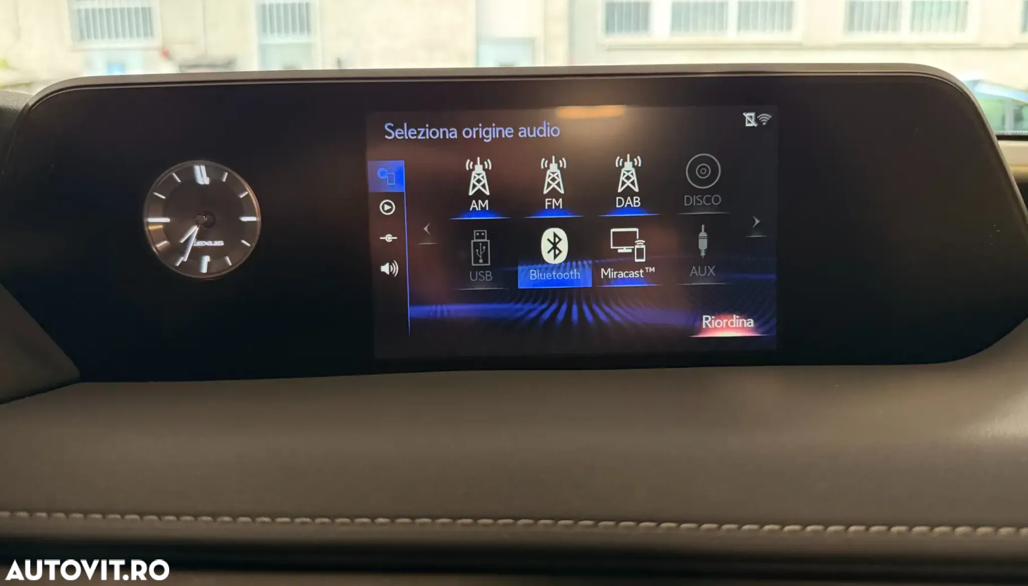 Lexus UX 250h 2.0L HEV 20H- (178 HP) 4X2 CVT Executive - 18
