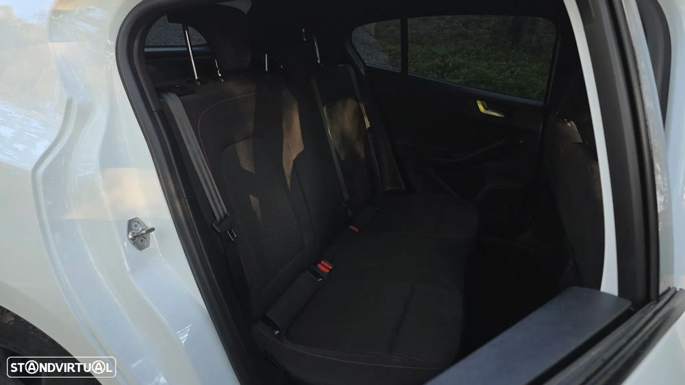 Ford Focus 1.0 EcoBoost S&S ST-LINE STYLE - 26