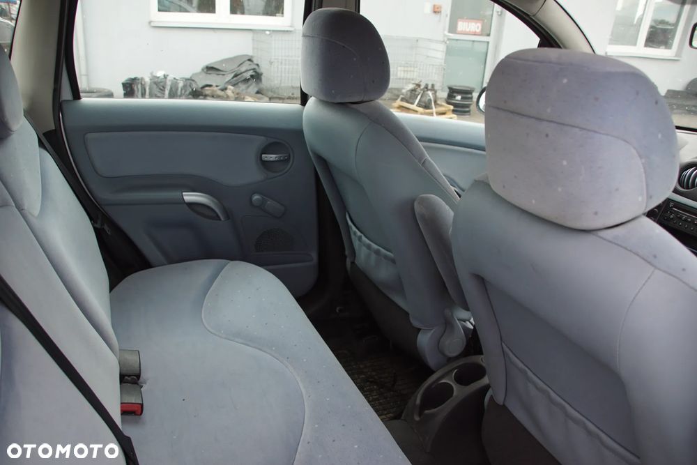 Auto na części - Citroen C3 I 1.4 73 KM KFV 20CQ09 EZR 2003R Silnik Skrzynia Drzwi Maska Błotnik Klapa Zderzak Lampa Lusterko Klamka Szyba Deska Kokpit Sterownik Moduł Czujnik Licznik Panel Wyświetlacz Kierownica - 15