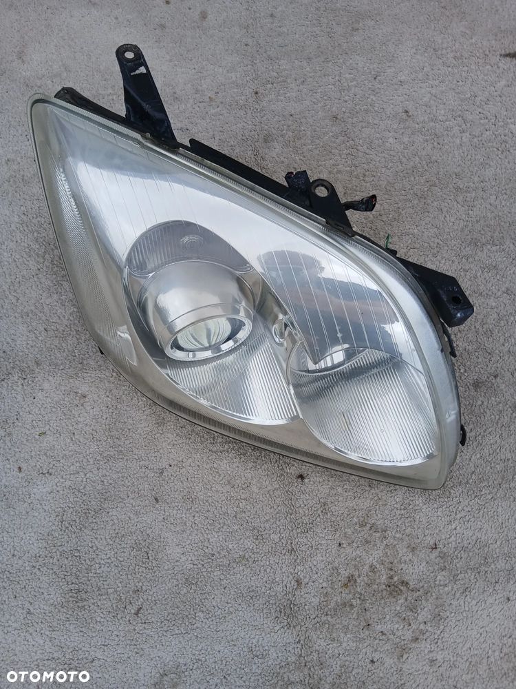 LAMPA PRZEDNIA PRAWA TOYOTA AVENSIS T-25 ROK 03/06  EUROPA - 2