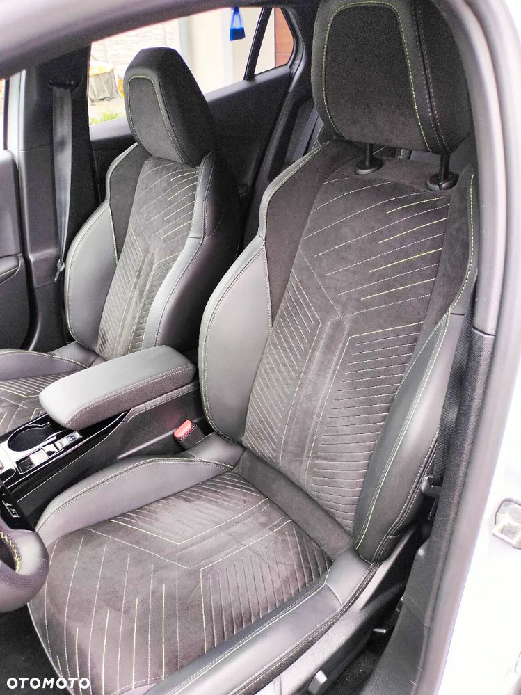 Peugeot 2008 Hybrid 136 e-DSC GT - 24