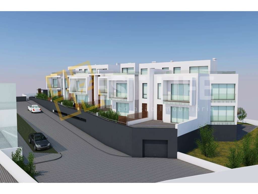 Terreno Urbano de 3 703m2 - Conta com licença a pagamento para a co... - Grande imagem: 2/8