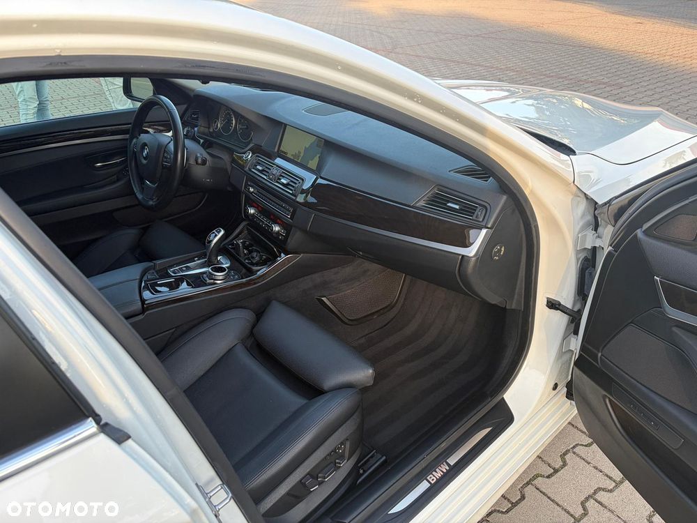 BMW Seria 5 550i - 14