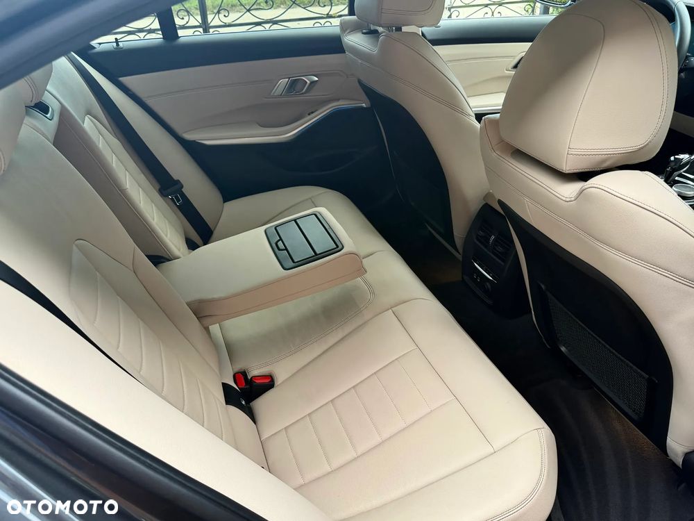BMW Seria 3 330e Luxury Line sport - 25