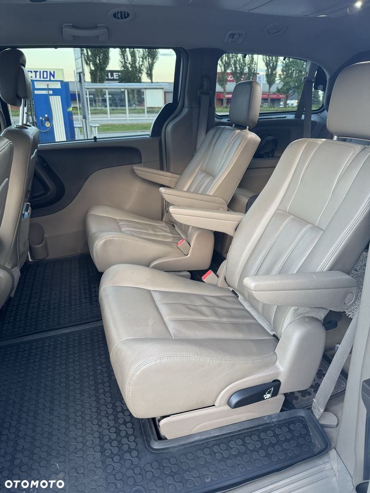 Chrysler Town & Country - 6