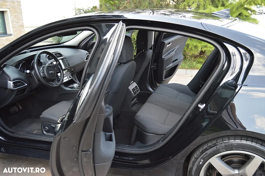 Jaguar XE - 6