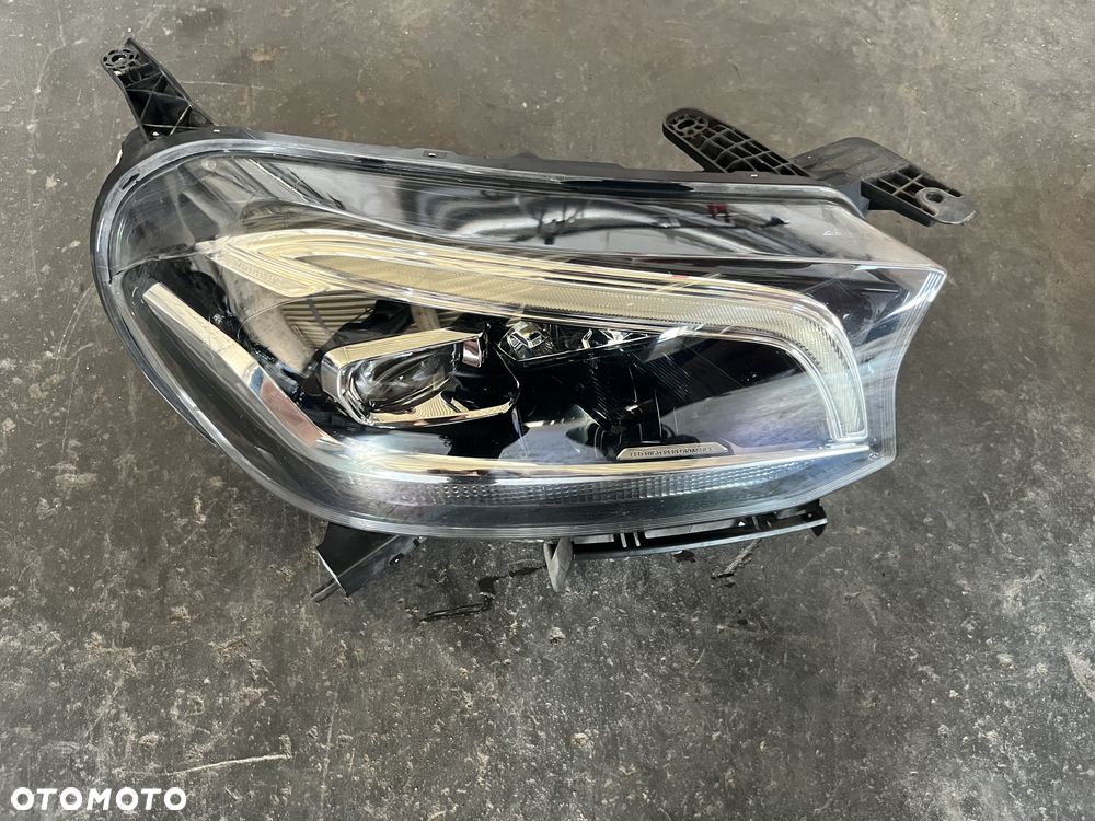 Lampa przednia prawa Mercedes W470 X-KLASA - 1