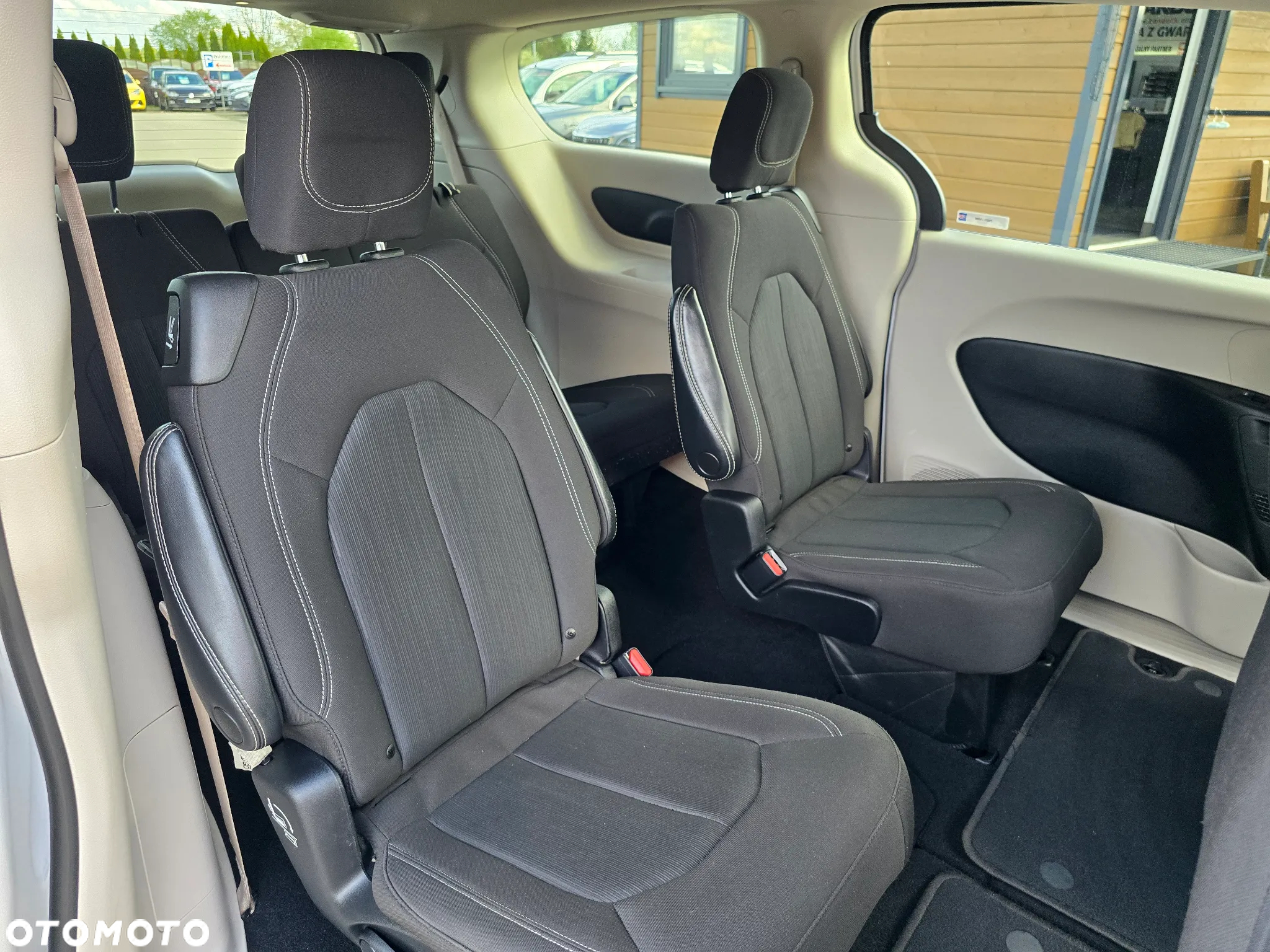 Chrysler Pacifica - 16