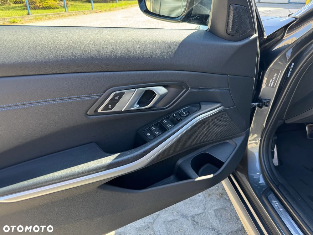 BMW Seria 3 320d xDrive M Sport Shadow - 17