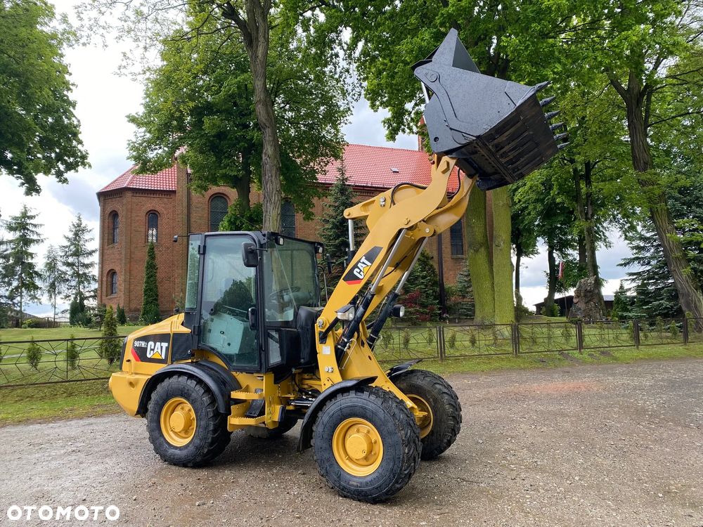 Caterpillar CAT 907H2, 2014 ROK, 6000 MTH, ŁYŻKA OTWIERANA + WIDŁY, z NIEMIEC, SUPER STAN, - 14