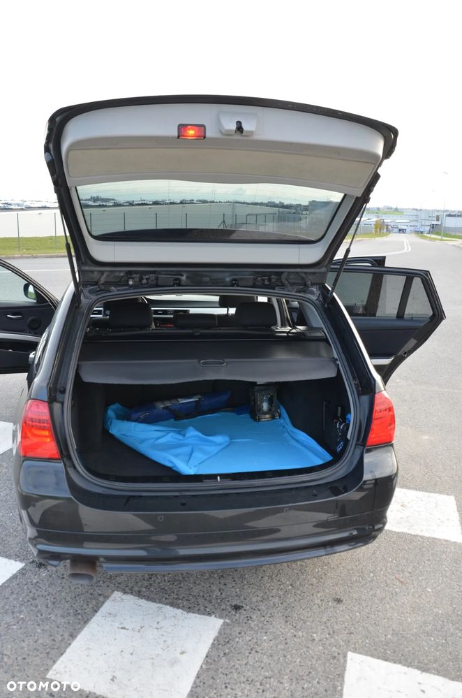 BMW Seria 3 318d Touring - 10