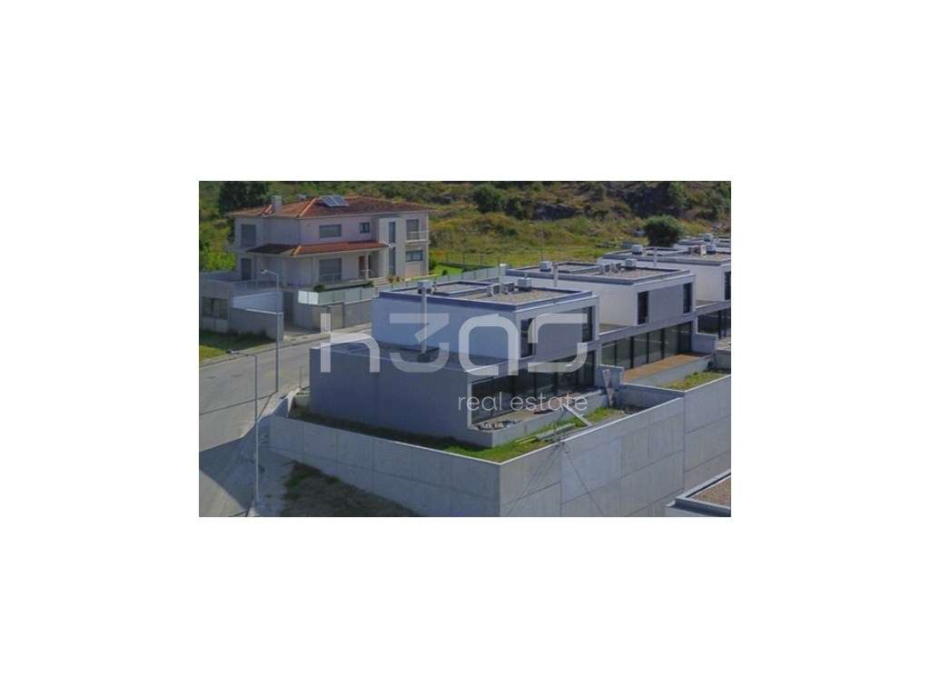 MORADIA COM EXCELENTES ACABAMENTOS E COM GARAGEM PARA DUAS VIATURAS - Grande imagem: 2/21