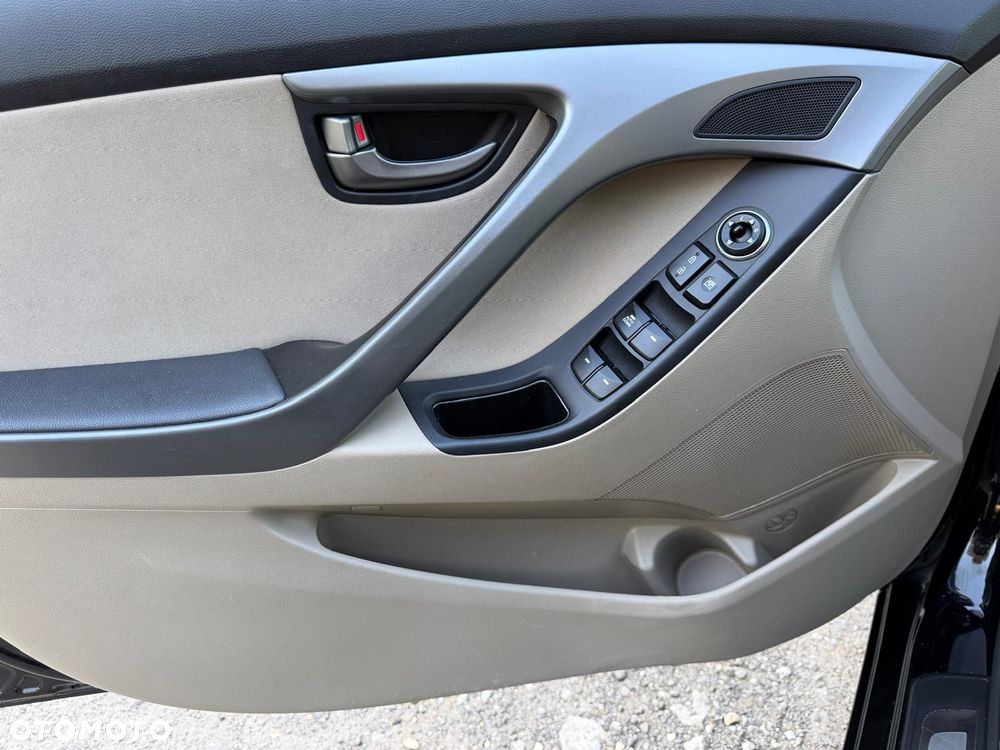 Hyundai Elantra 1.6 Comfort - 18