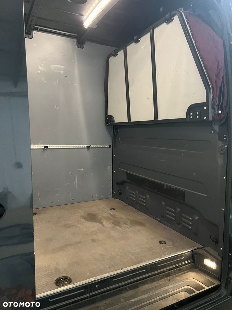 Mercedes-Benz Sprinter - 11