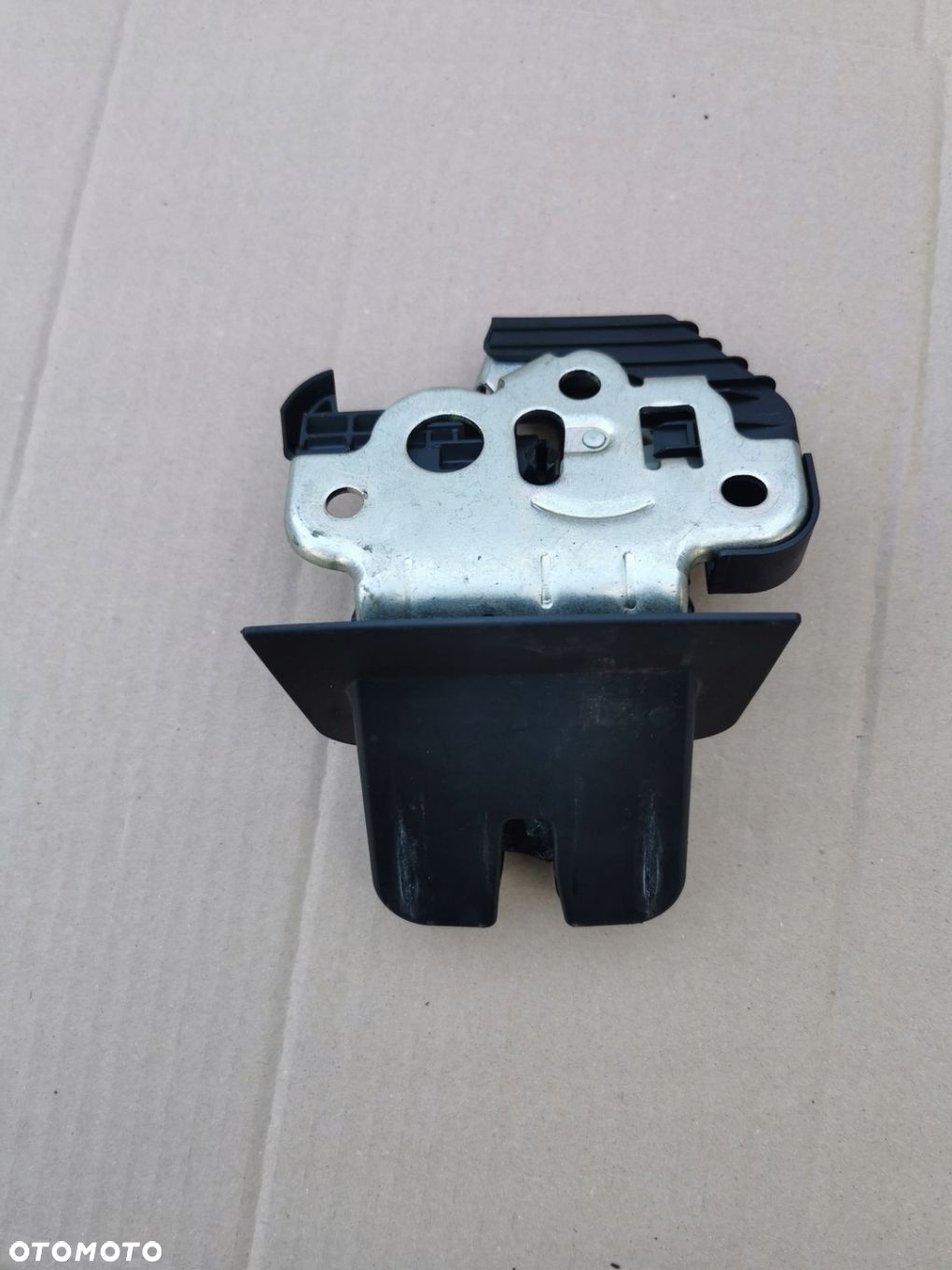 Zamek klapy bagażnika Audi A3 8P Lift 8P0827520B - 2