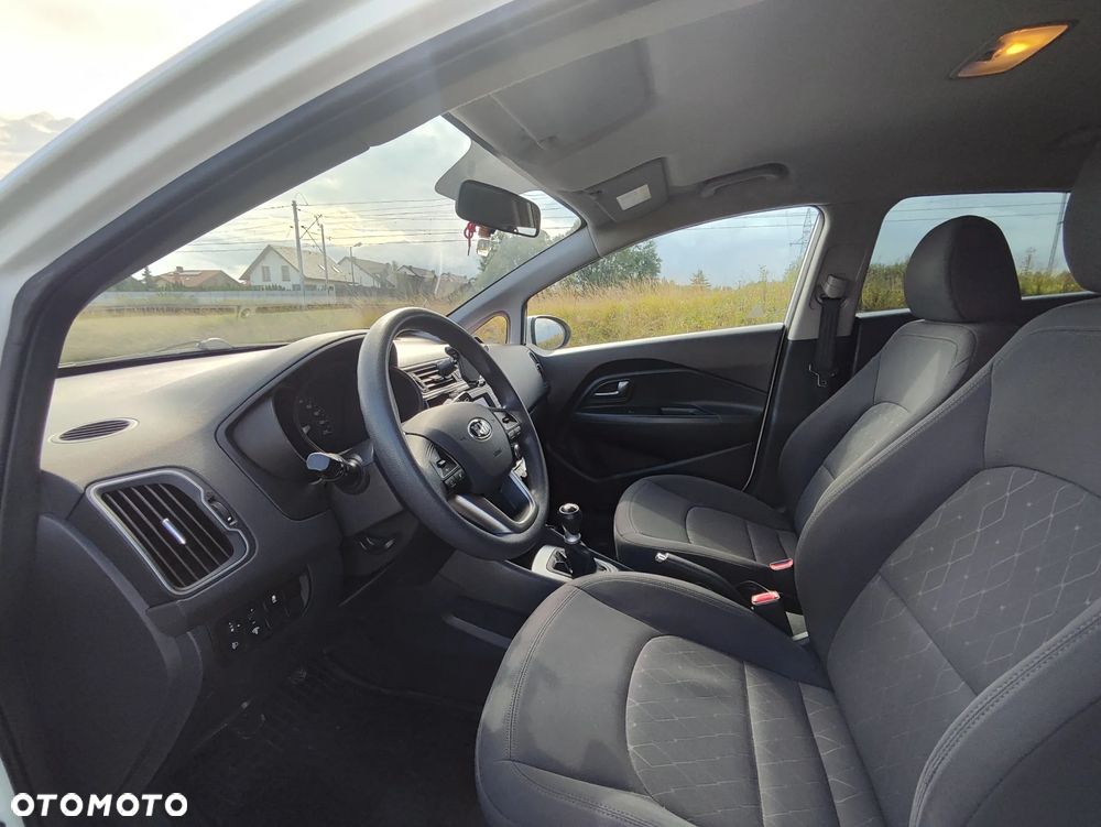 Kia Rio 1.2 L - 6