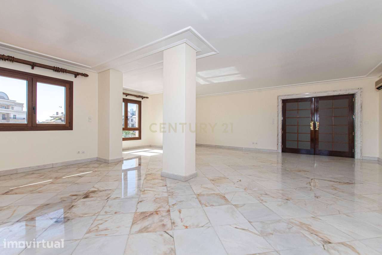 Apartamento T3 + 1 com terraço para Arrendamento na Urbanização Real F - Grande imagem: 3/39
