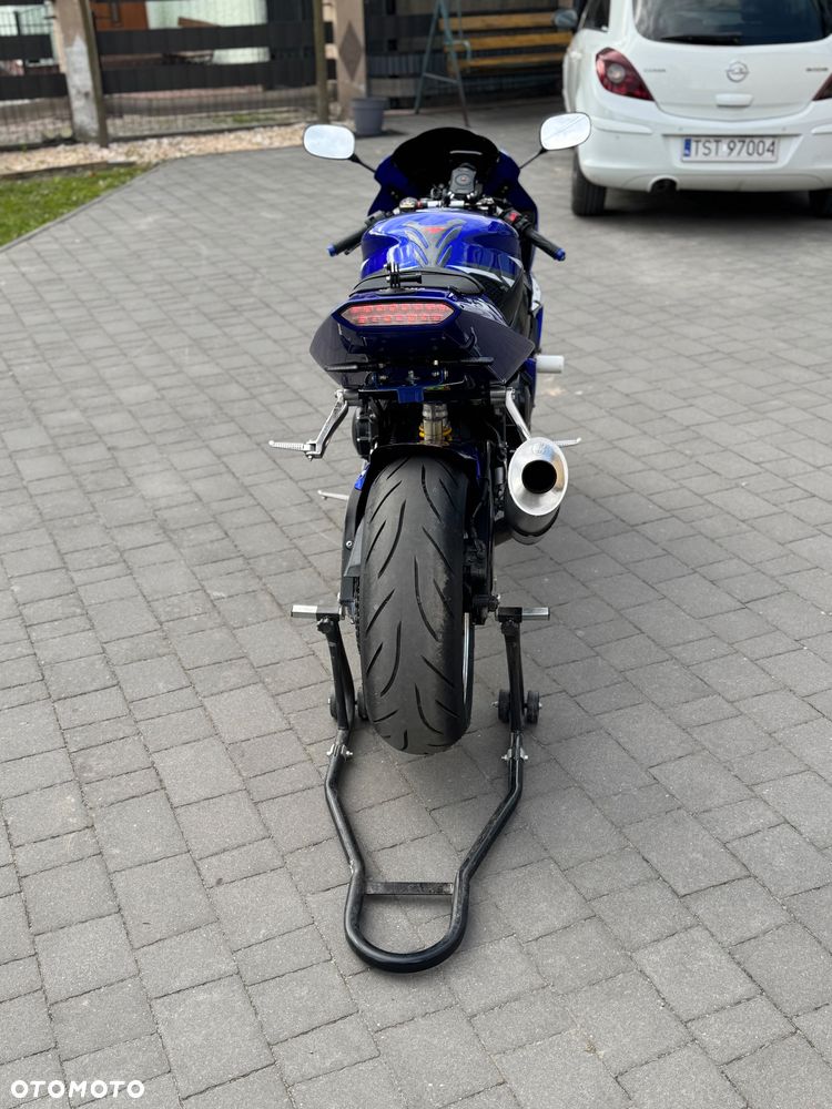 Yamaha R1 - 4