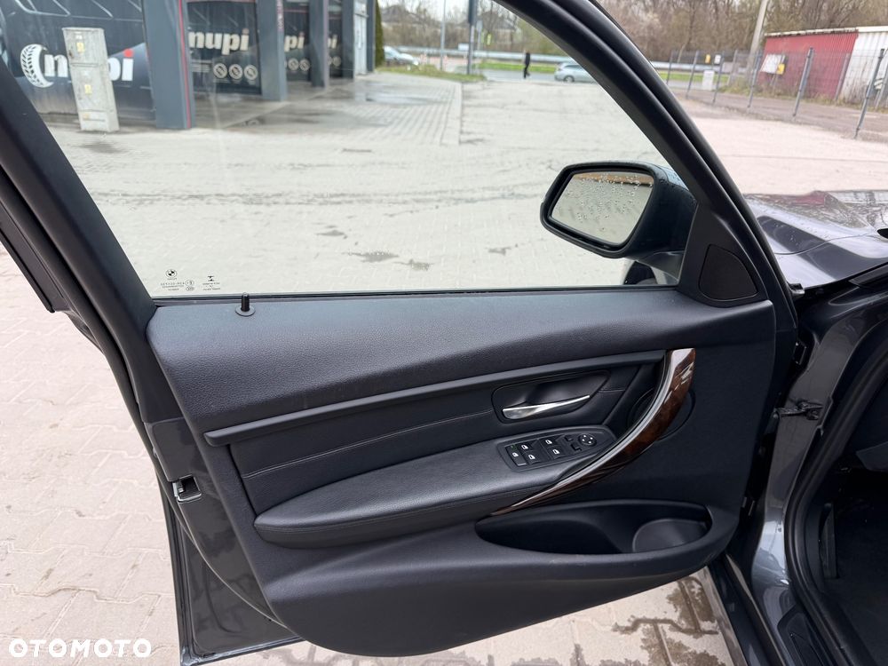 BMW Seria 3 328i xDrive Luxury Line - 15