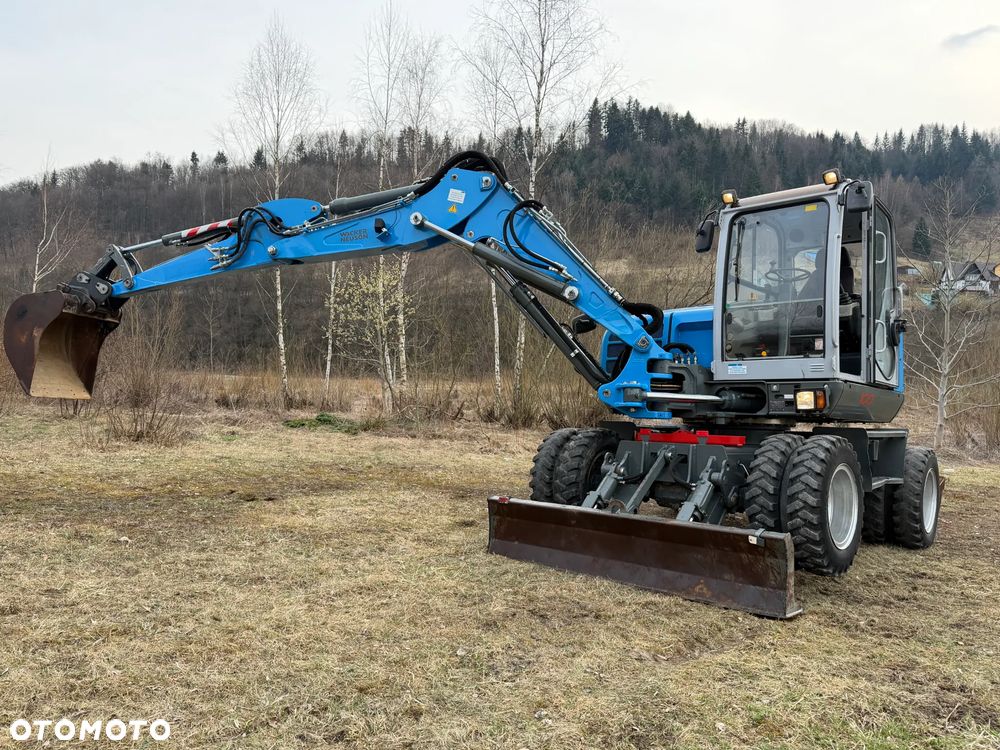 Wacker Neuson EW100 Koparka Kołowa 11 ton. NISKI PRZEBIEG.  3x łamane Ramię. Klima. Pompa ON. 2 Łyżki. Dodatkowe 3 sekcje Hydrauliczne. z upadłośći Norweskiej. Maszyna Jak Nowa z salonu! 2799 mtg. PERKINS silnik 130km. STABILIZATORY Klima. DEKRA 2026r. Książka serwisowa. Szybkozłącze Hydr. Skrętne ramie. Ani deka luzów i wycieków. Pełny Oryginał. Nie picowana na sprzedaż. OKAZJA - 8