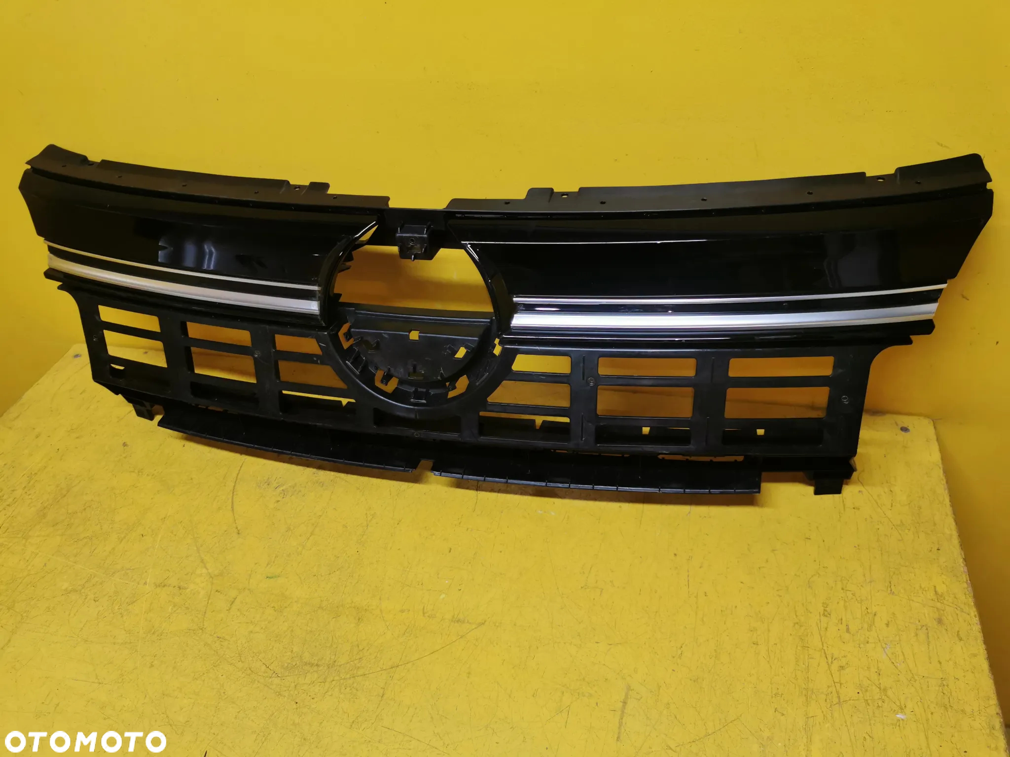 VW MULTIVAN 21- GRILL ATRAPA 7T0807381B - 2
