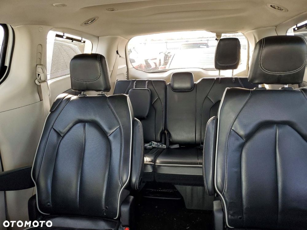 Chrysler Pacifica - 11