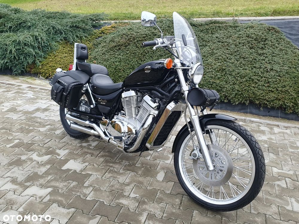 Suzuki Intruder - 1