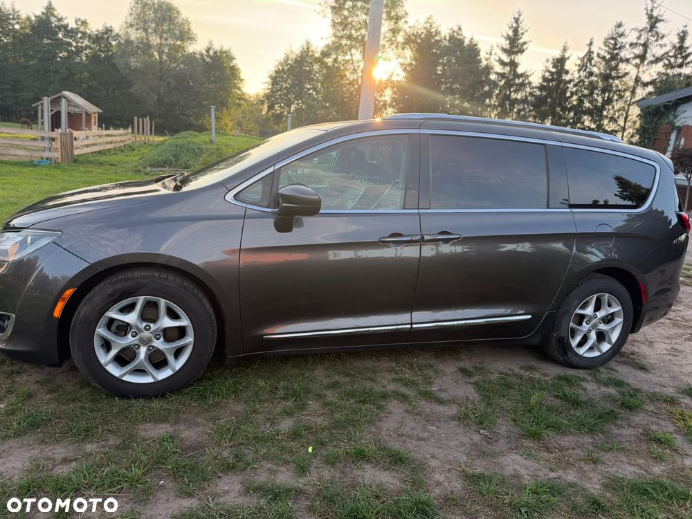 Chrysler Pacifica - 4