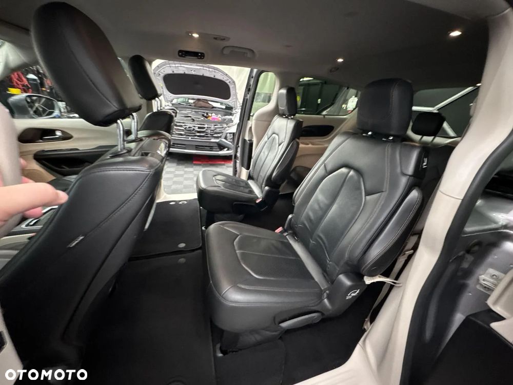 Chrysler Pacifica - 20