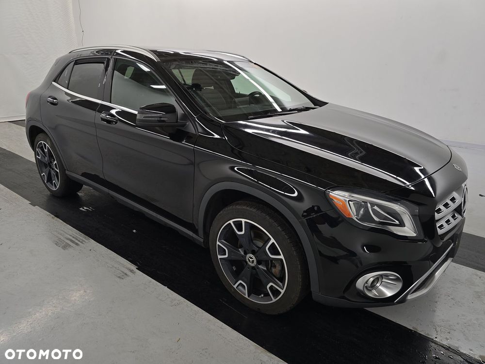 Mercedes-Benz GLA 250 4Matic 7G-DCT - 2